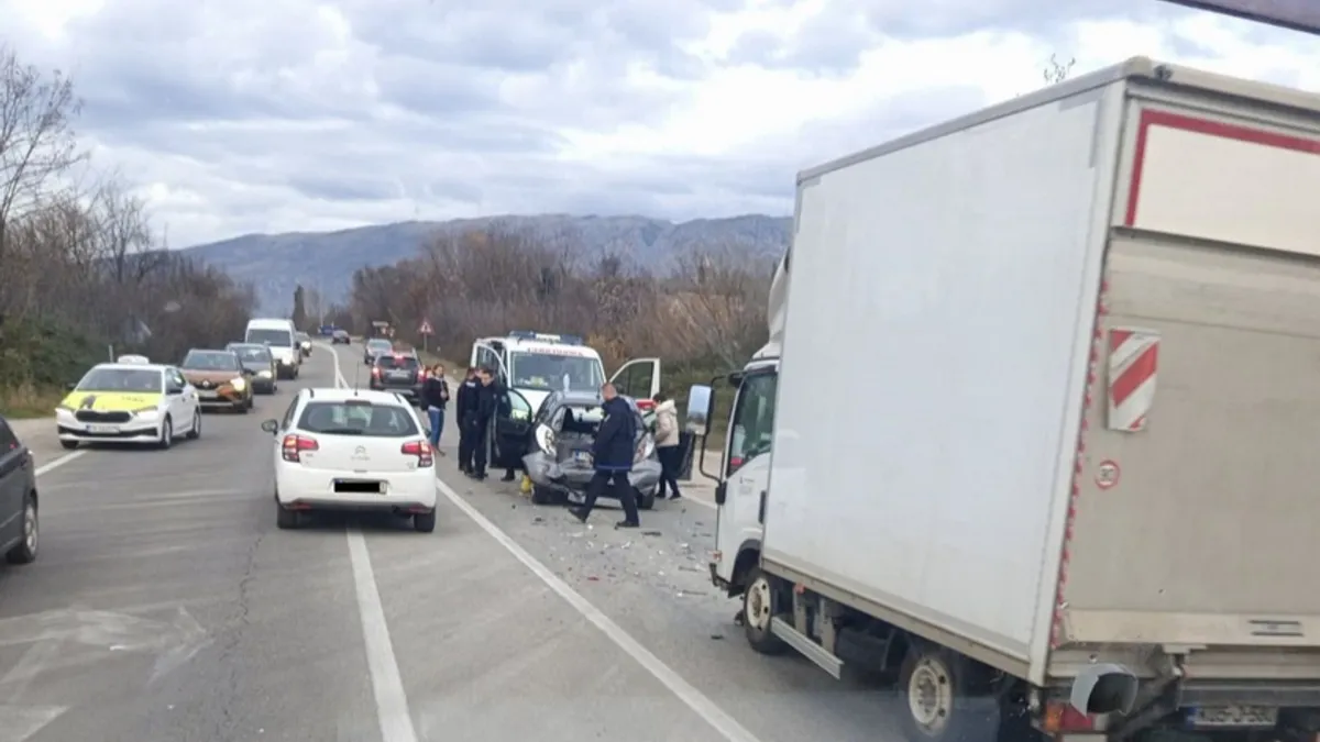 Zbog nesreće formirale su se kolone vozila a više detalja će biti poznato nakon uviđaja. 