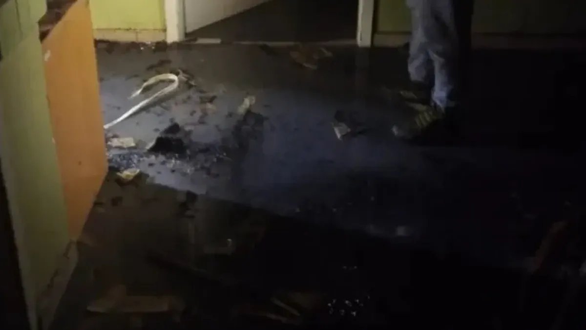 Svi pacijenti su zbrinuti i na vrijeme prebačeni na druga odjeljenja. Nema povrijeđenih, samo materijalna šteta. 