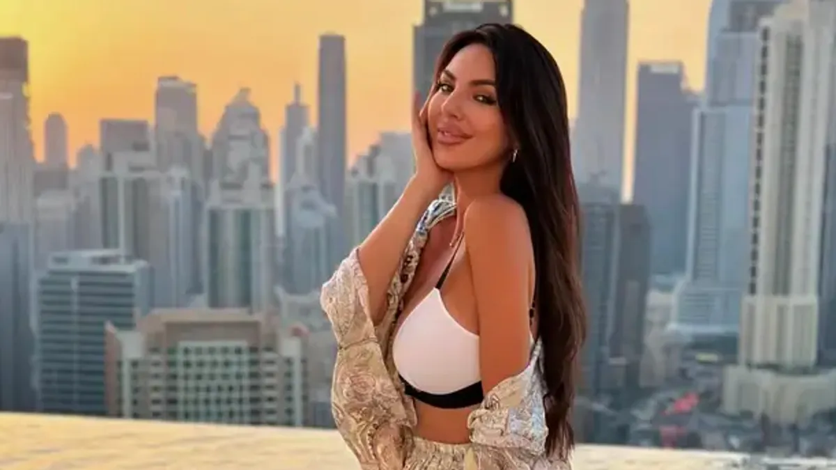 Ova ljepotica koja plijeni svojom ljepotom viđena je na nekoliko turnira kako bodri bh. tenisera, prije svih na Roland Garrosu i Wimbledonu