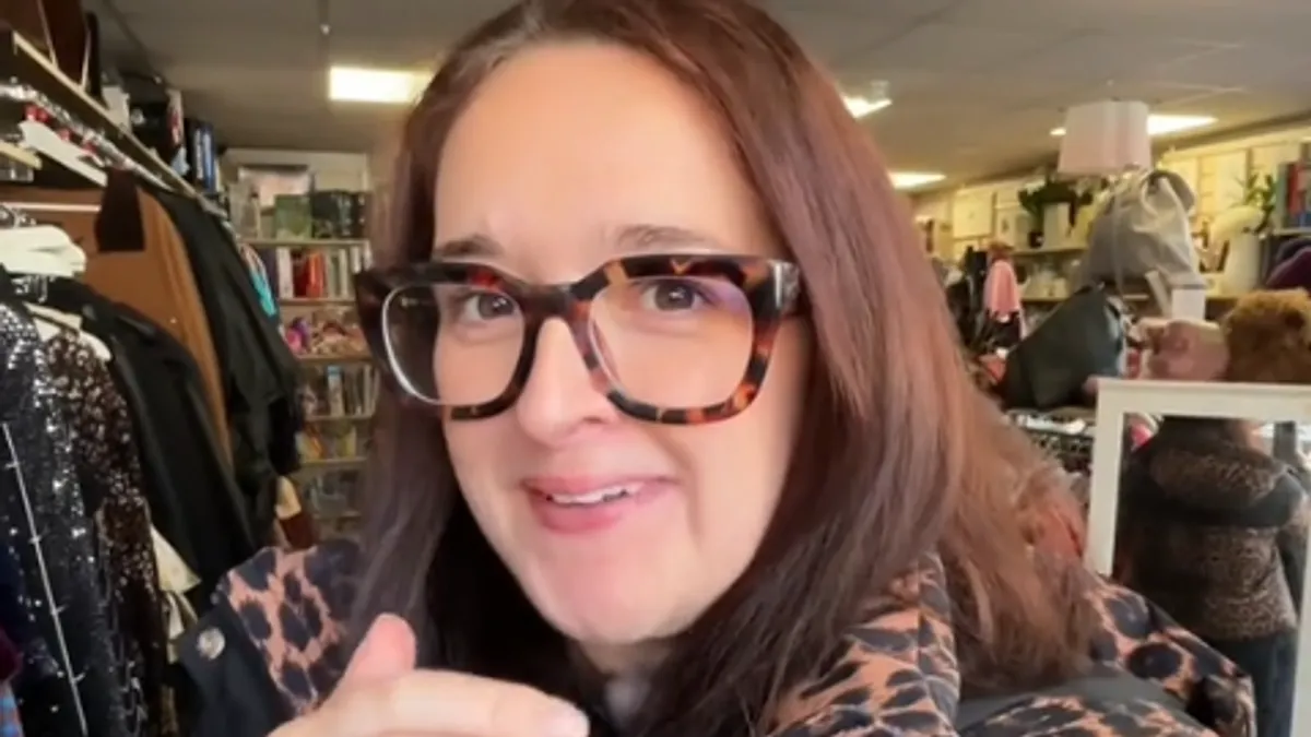 Pravo iznenađenje uslijedilo je kada je okrenula hlače i na stražnjoj strani ugledala logotip koji je odmah prepoznala