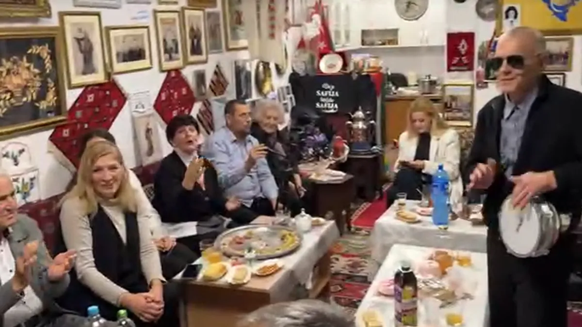 U čaršiji, gdje se sudaraju vjekovi, večeras odzvanja živa duša Bosne. 