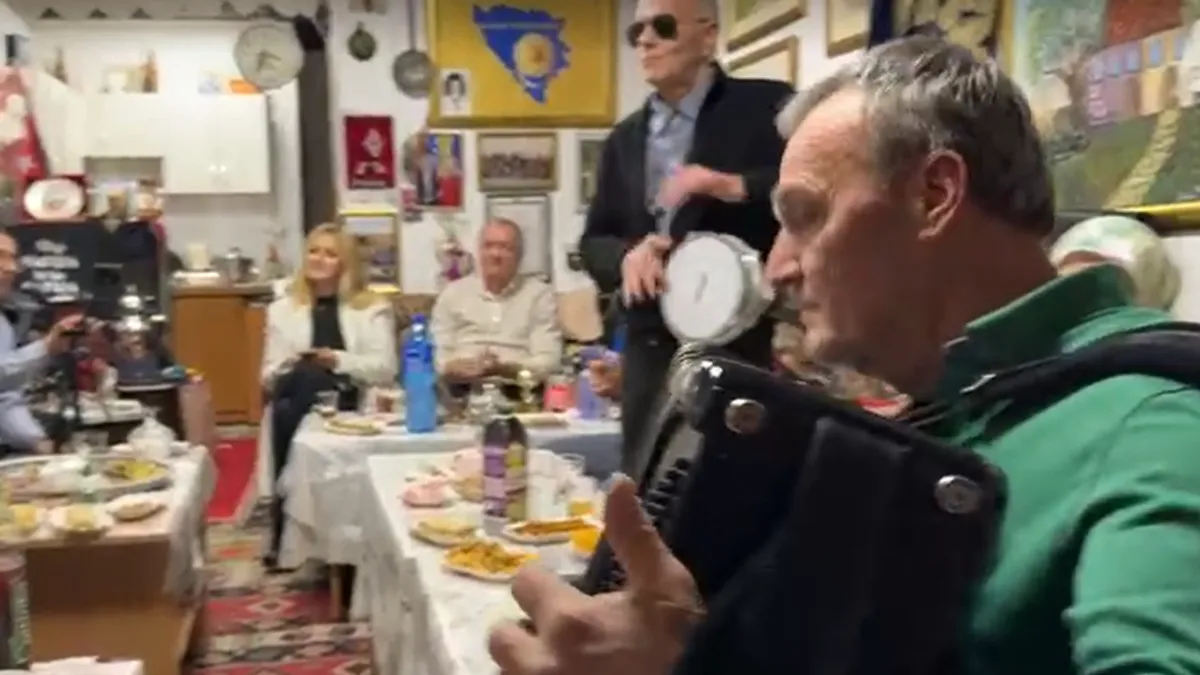 U čaršiji, gdje se sudaraju vjekovi, večeras odzvanja živa duša Bosne. 