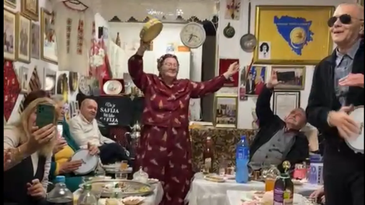 U čaršiji, gdje se sudaraju vjekovi, večeras odzvanja živa duša Bosne. 