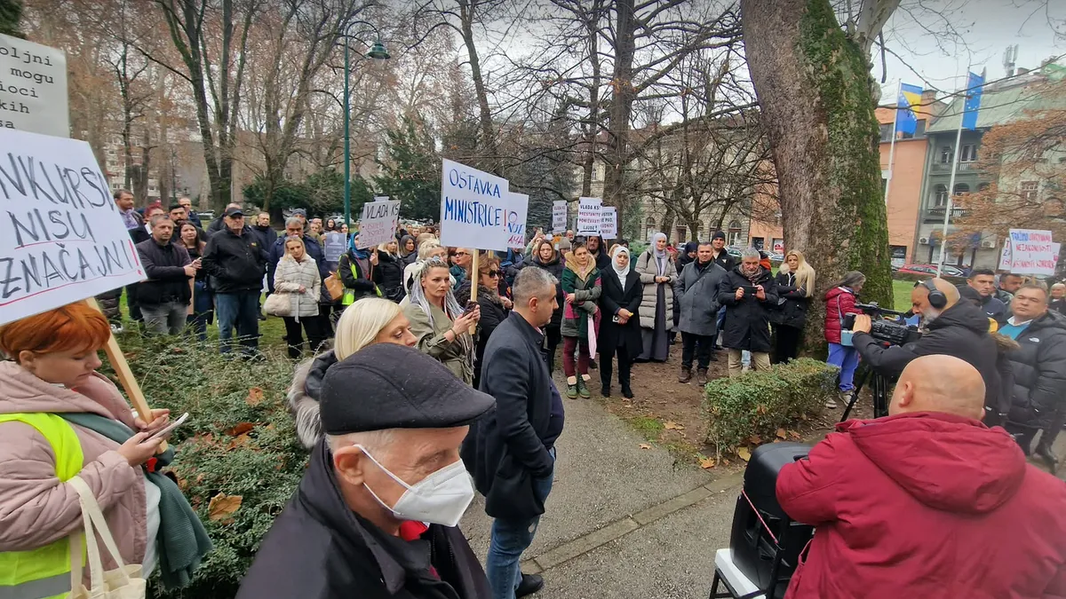 Ako se desi da nam konkursi budu padali zbog neustavnosti, onda mora postojati politička, moralna i krivična odgovornost, kaže Sivro