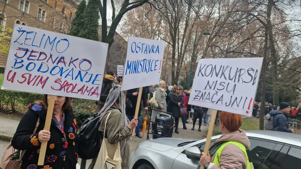 Ako se desi da nam konkursi budu padali zbog neustavnosti, onda mora postojati politička, moralna i krivična odgovornost, kaže Sivro