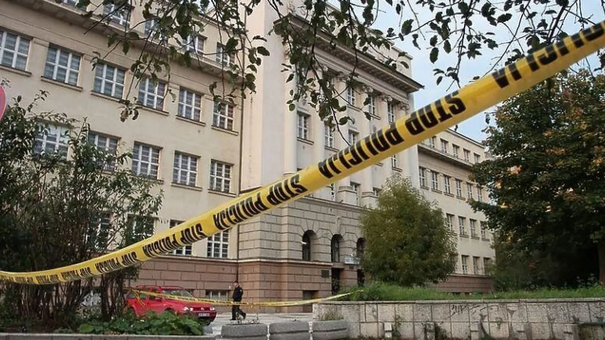 Učenik Srednje škole metalskih zanimanja napadnut od strane više učenika iste škole, tokom velikog odmora.