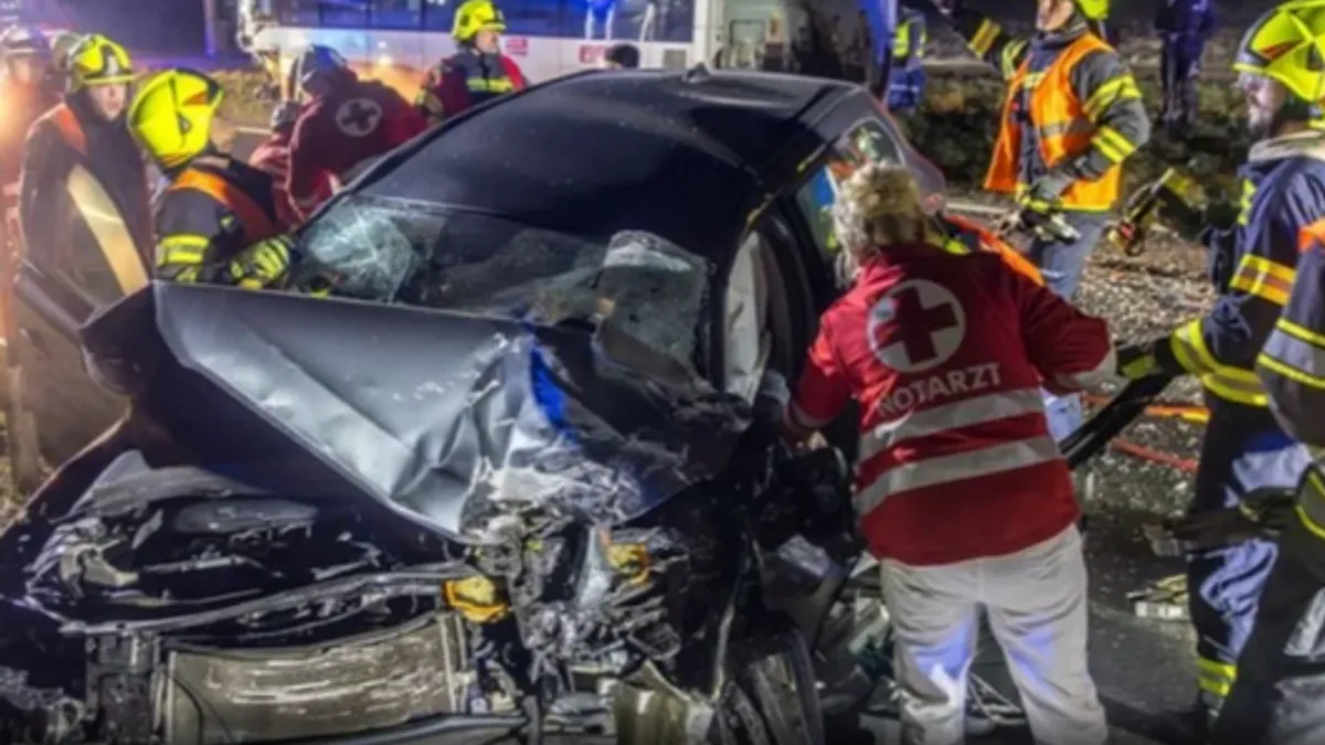 Vozač autobusa pokušao je da izbjegne sudar, ali ga nije mogao spriječiti. Od siline udara, vozač i njegova supruga ostali su zaglavljeni u vozilu.