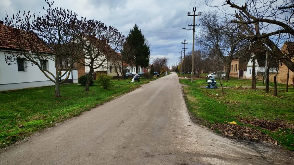 Ni s kim ni tih prvih mjesec dana nisu komunicirali, a prvo što su uradili po kupovini kuće jeste da su postavili limenu ogradu, nalik na zid.