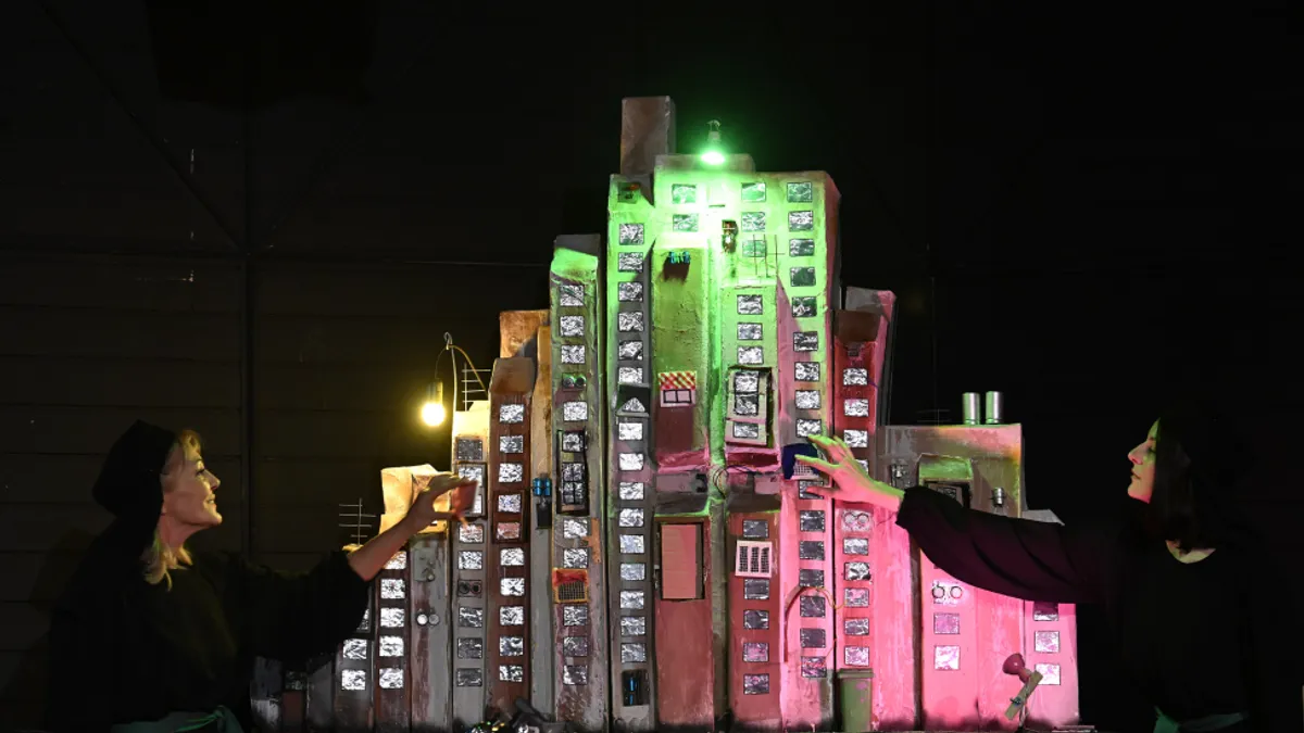 Predstava će biti reprizno izvedena u utorak, 9. decembra i u srijedu, 10. decembra u 19 sati