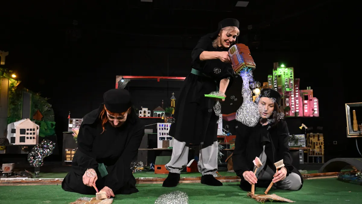 Predstava će biti reprizno izvedena u utorak, 9. decembra i u srijedu, 10. decembra u 19 sati