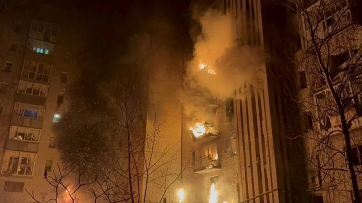 Simpson smatra da budući globalni sukob možda neće započeti direktnim nuklearnim udarom, već postupnim slabljenjem zapadnog saveza kroz niz političkih i vojnih poteza...