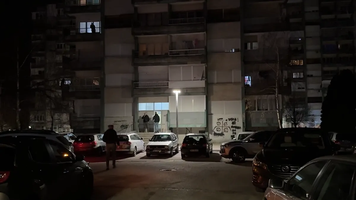 Kako je saopćeno iz Uprave policije, sumnja se da su M.P. (74) i M.V. (41) ubijeni nožem