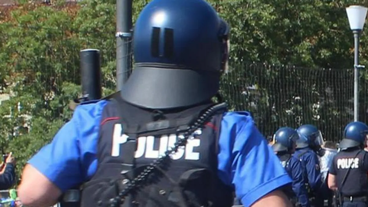 Nakon predaje, osumnjičeni je izveden pred istražnog sudiju, koji je potvrdio nalog i odredio pritvor