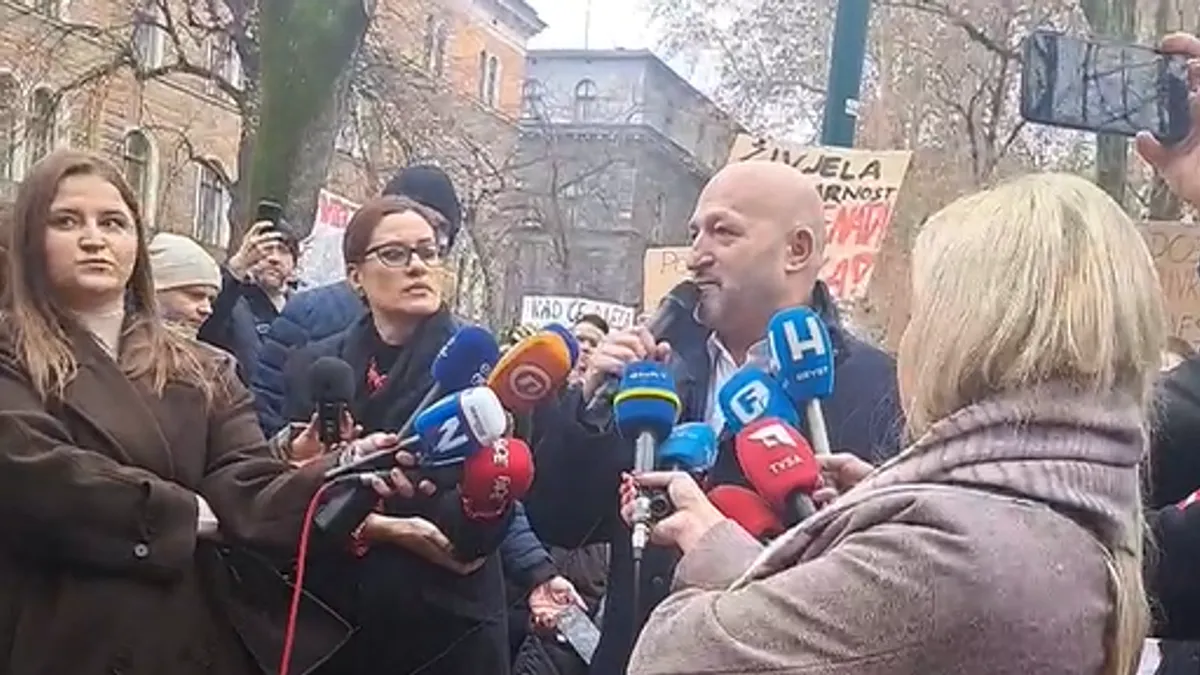 Ispred zgrade Vlade Kantona Sarajevo od 10 sati počeli su se okupljati studenti koji su za 11 sati najavi proteste.