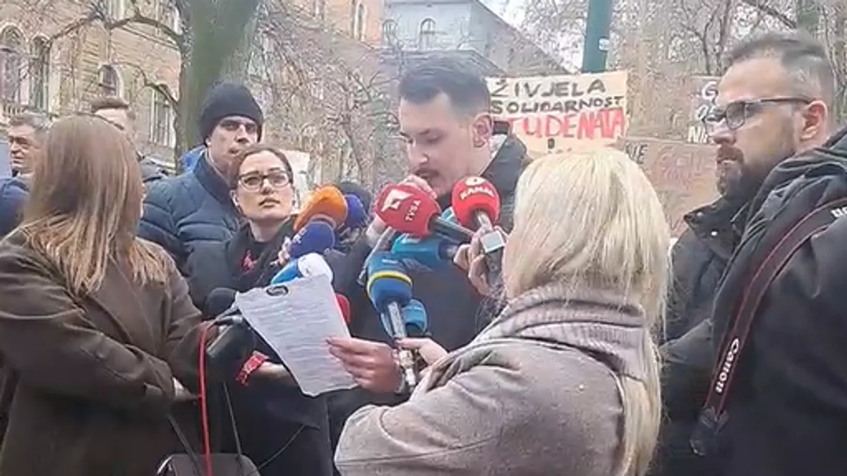 Ispred zgrade Vlade Kantona Sarajevo od 10 sati počeli su se okupljati studenti koji su za 11 sati najavi proteste.