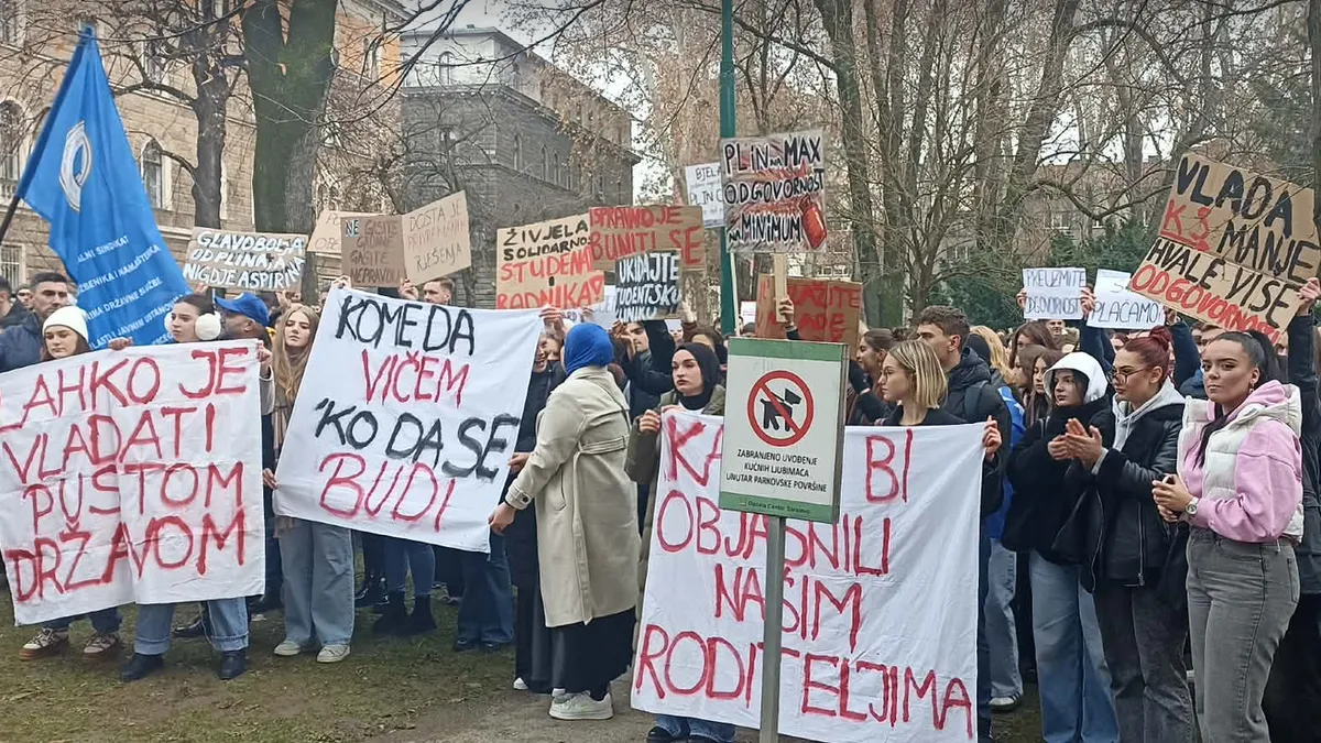 Ispred zgrade Vlade Kantona Sarajevo od 10 sati počeli su se okupljati studenti koji su za 11 sati najavi proteste.