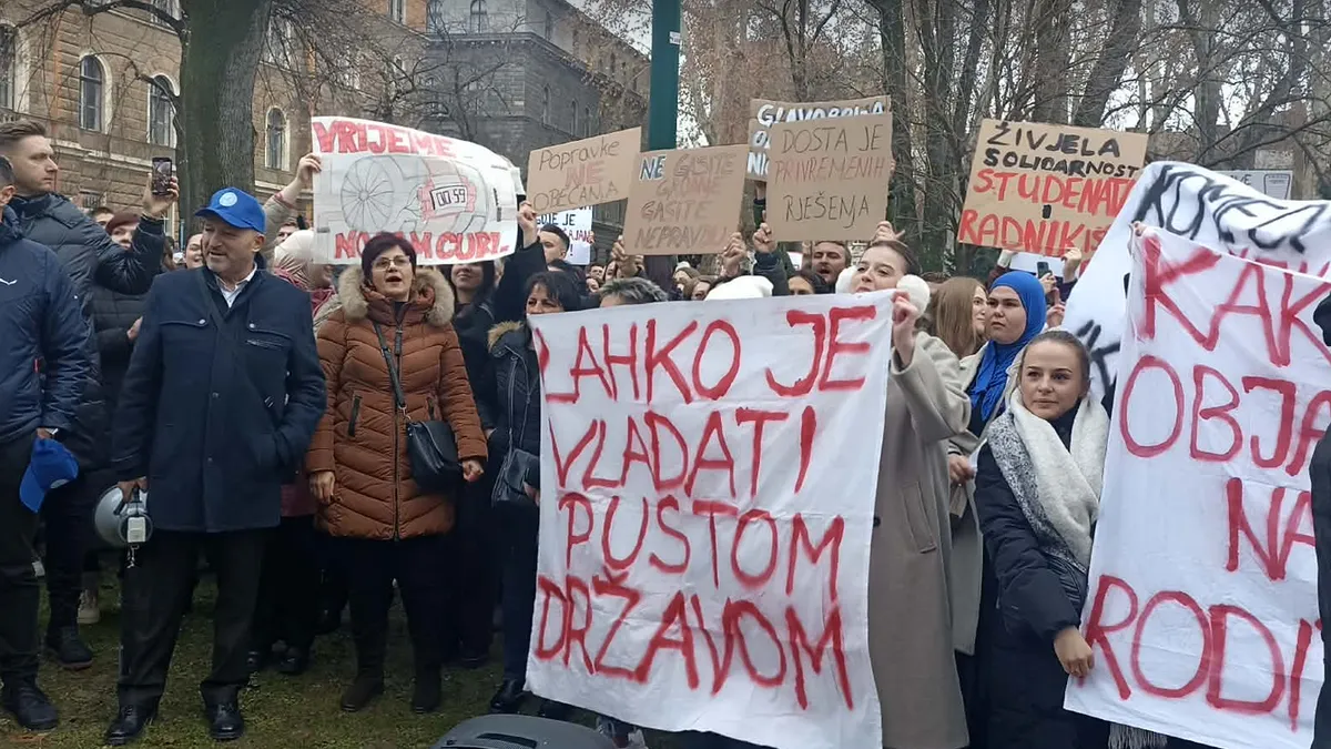 Ispred zgrade Vlade Kantona Sarajevo od 10 sati počeli su se okupljati studenti koji su za 11 sati najavi proteste.