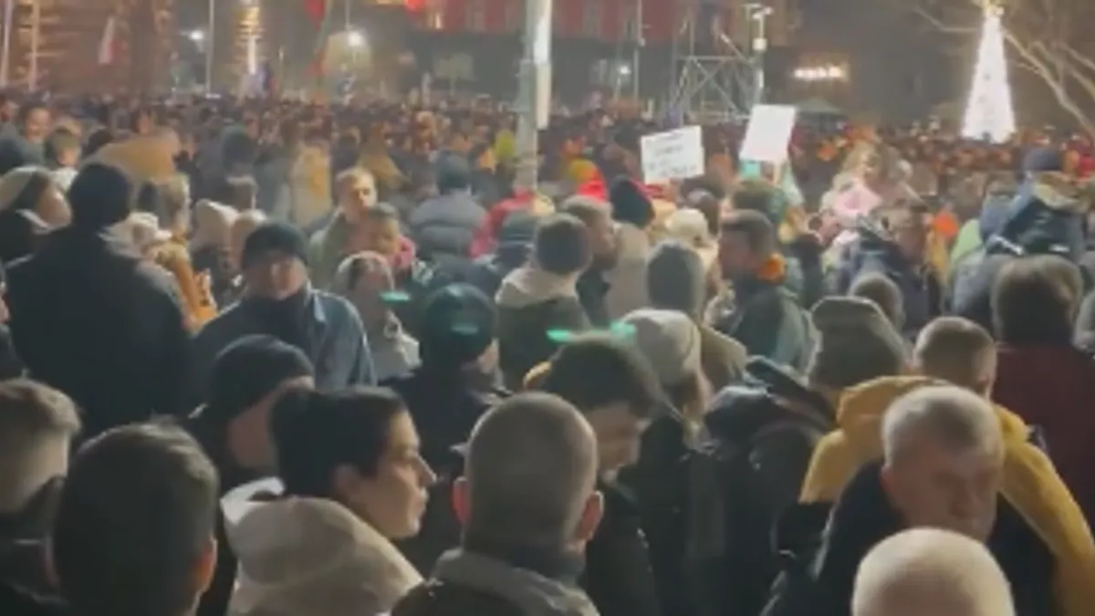 Demonstranti su koristili lasere da na zgradi parlamenta projektuju riječi "Ostavka", "Mafija napolje" i "Za poštene izbore".