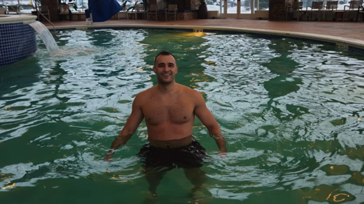 Tako ni u dalekoj Americi, Haris ne propušta svakodnevne treninge, da li sam ili sa prijateljima, Haris je ili u teretani ili u bazenu.