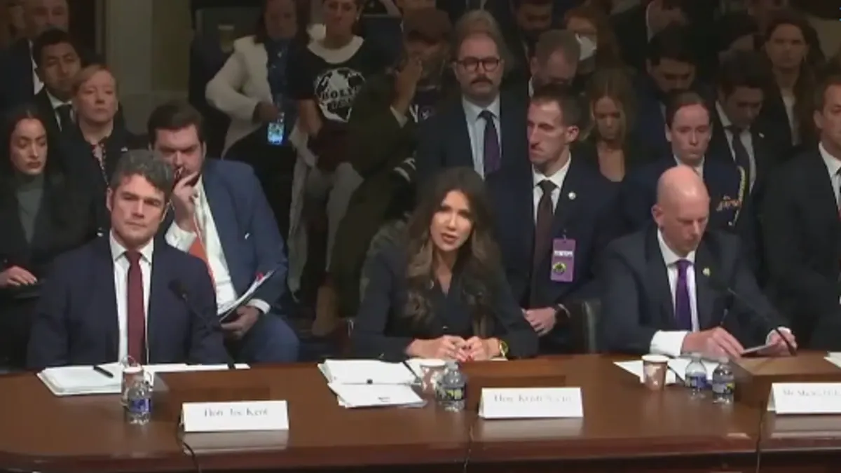 U trenucima kada je situacija u sali eskalirala, Noem je poručila demokratama da bi "svi trebali biti otpušteni"...