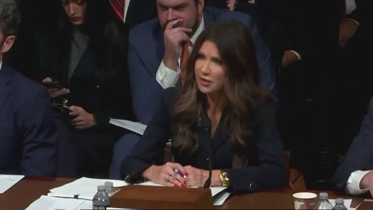 U trenucima kada je situacija u sali eskalirala, Noem je poručila demokratama da bi "svi trebali biti otpušteni"...