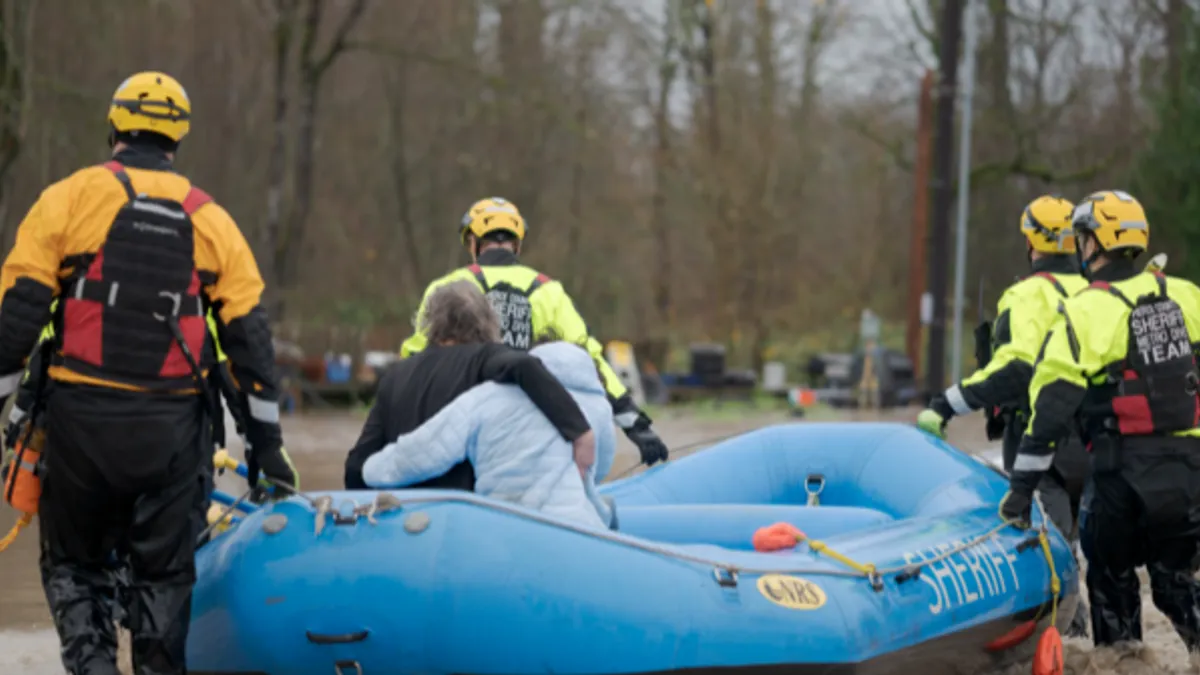 Deseci rijeka izlili su se iz svojih korita, poplavljujući gradove i poljoprivredno zemljište.
