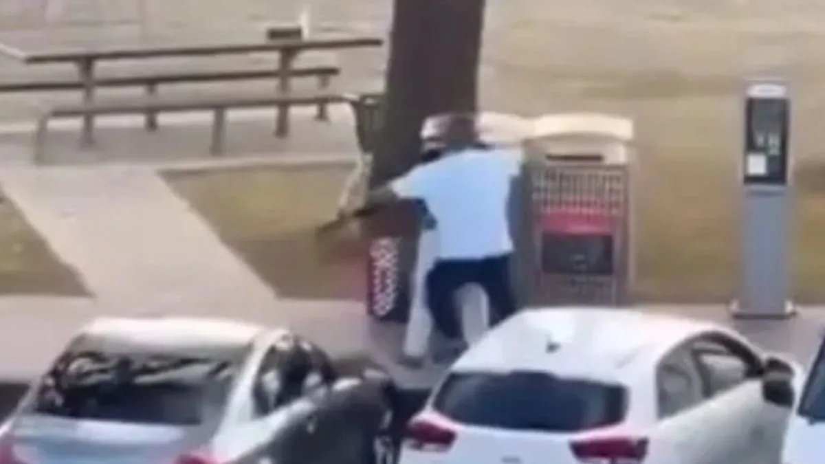 Prema snimku, on se najprije skriva iza automobila, zatim mu se prikrada, obara ga na tlo i oduzima oružje