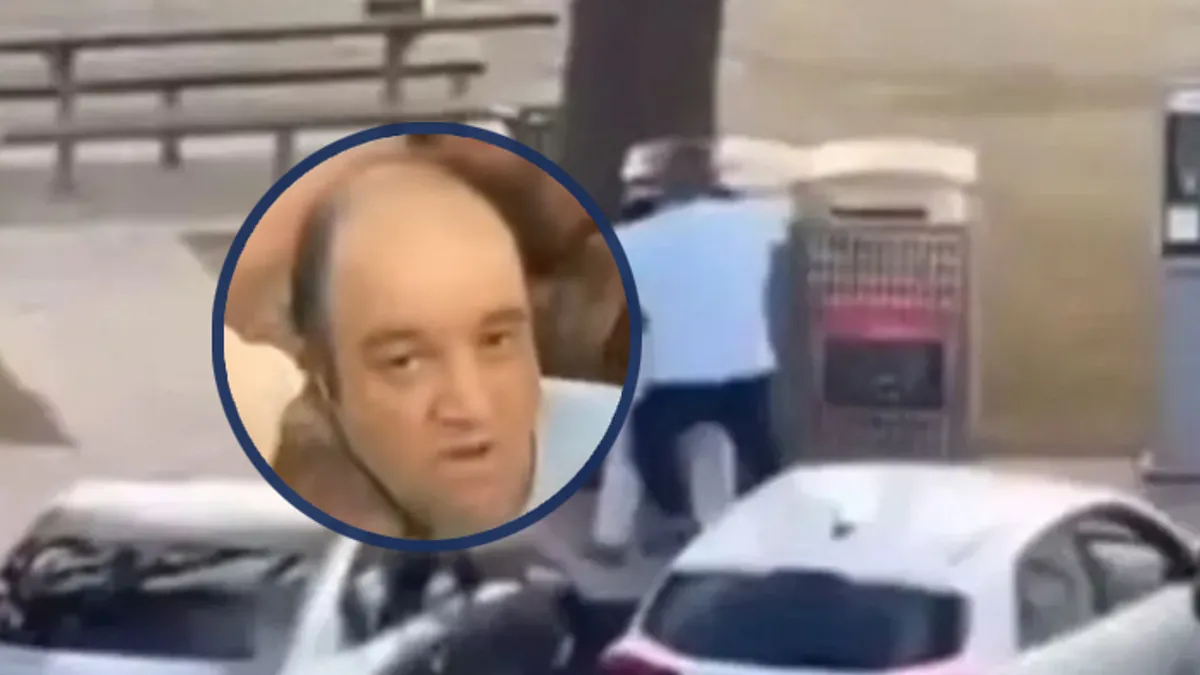 U trenutku zatišja između pucnjeva, iznenada je potrčao prema napadaču, zgrabio ga s leđa u zahvat oko vrata 