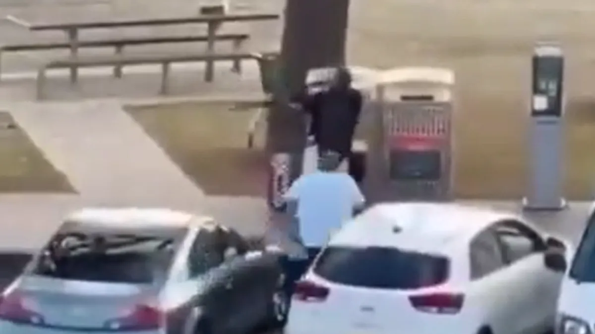 U trenutku zatišja između pucnjeva, iznenada je potrčao prema napadaču, zgrabio ga s leđa u zahvat oko vrata 