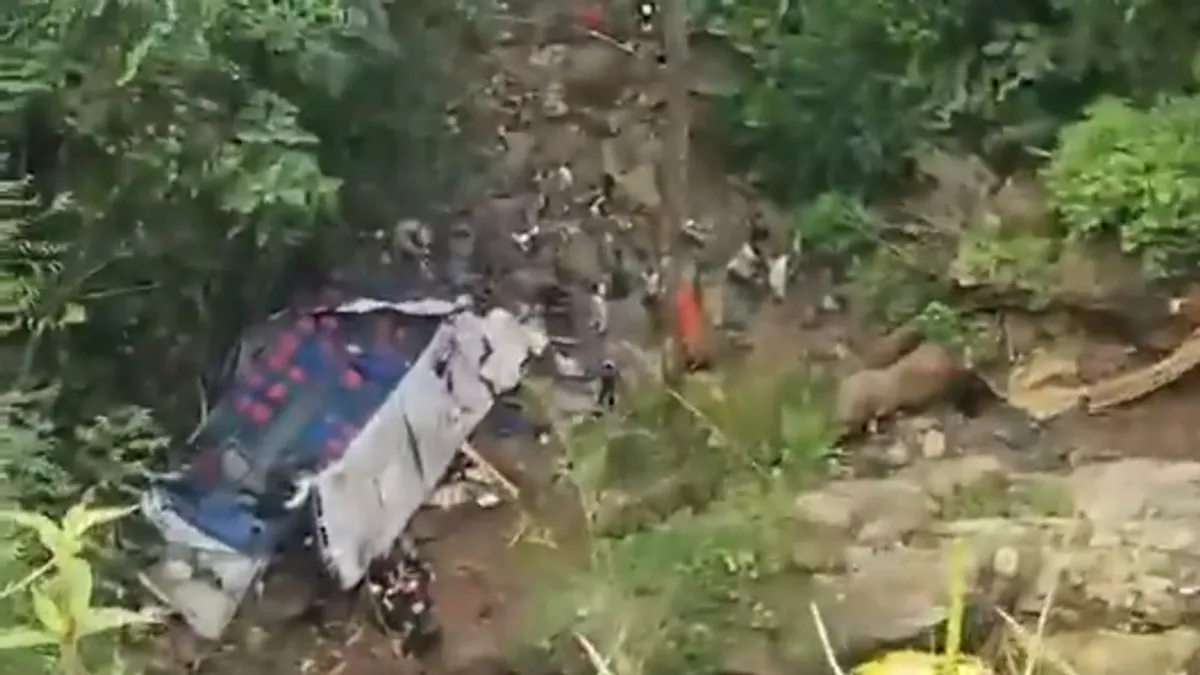 Na mjestu nesreće u toku su spasilačke operacije koje provode vatrogasne službe oba grada