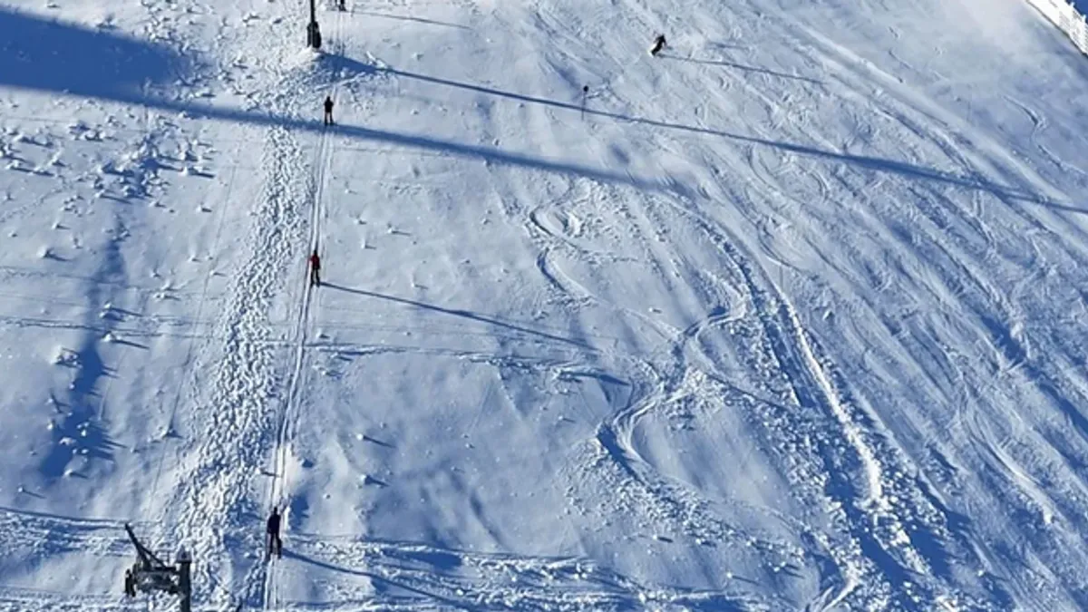 Bjelašnica i u predsezoni vrvi od gostiju: Samo tokom vikenda skijalo više od 2.000 skijaša