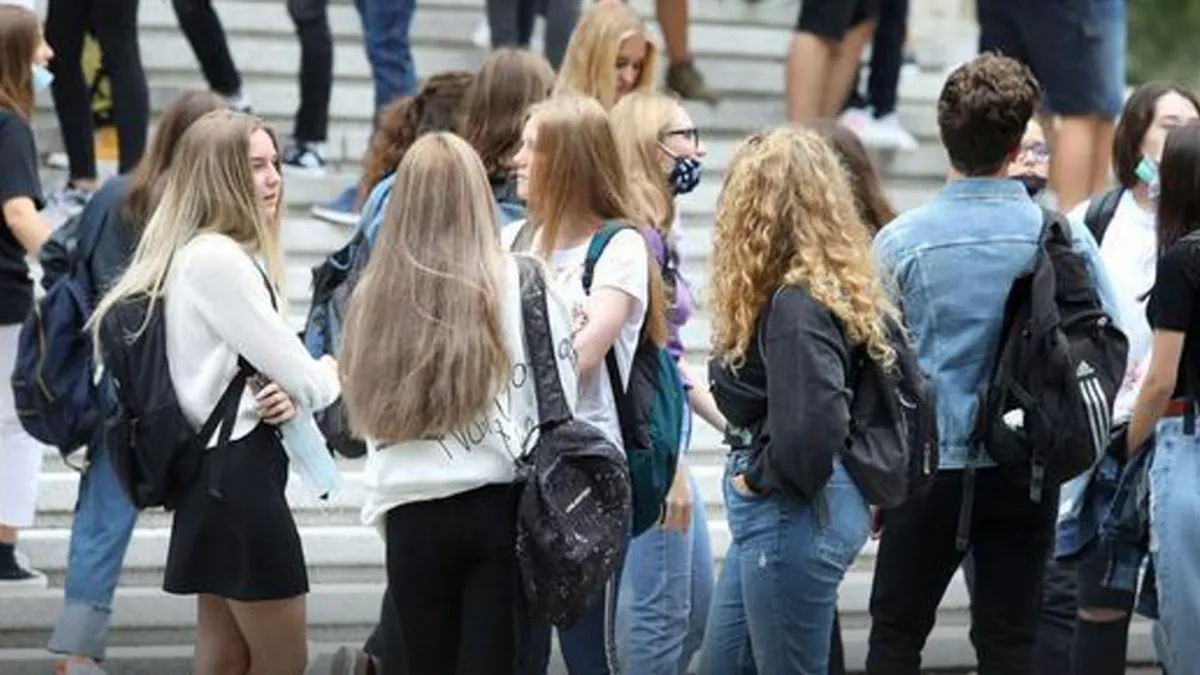 U školskoj 2025/2026.godini u prve razrede osnovnih škola upisano je 17.450 učenika, što je u odnosu na prethodnu školsku 2024/2025. godinu manje za 2,0 posto.