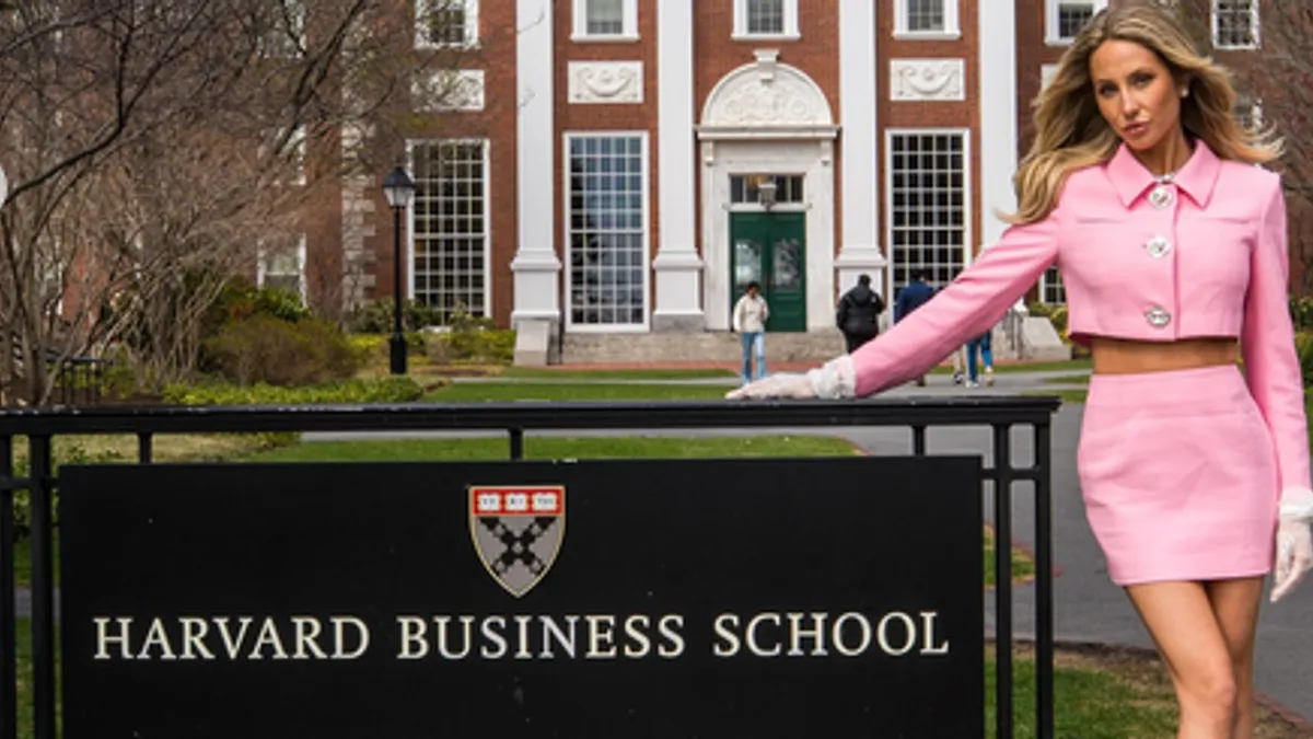 Ranije ovog mjeseca, izvori su potvrdili da su se Erl i Berios razišli nakon skoro dvije godine veze, navodeći da je raskid bio sporazuman i uslovljen udaljenošću.