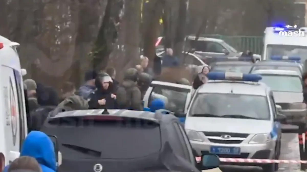 Društvenim mrežama kruže snimci na kojima se vidi  trenutak kako teško naoružani policajci dječaka ubacuju u patrolno vozilo.