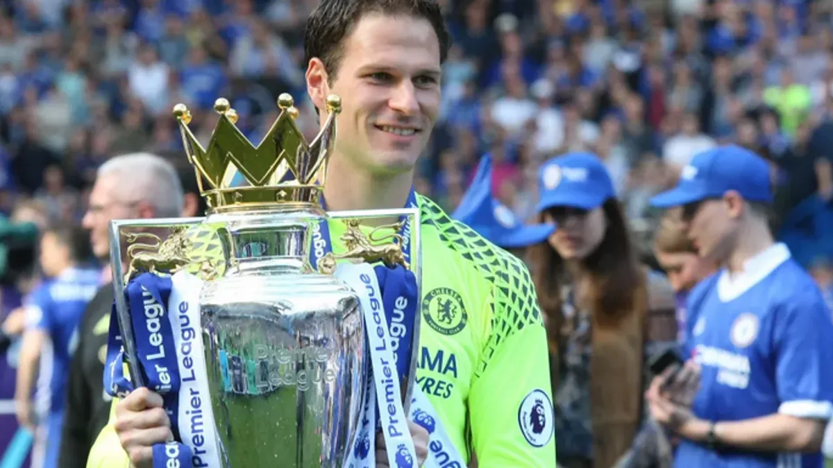 Asmir Begović ima preko 250 nastupa u Premier ligi u Engleskoj