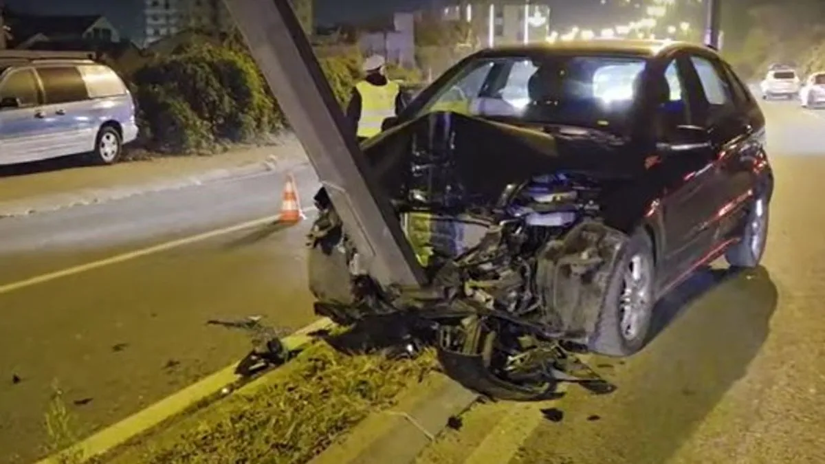 Automobil udario u stub, dvije osobe povrijeđene: Teška nesreća u Mostaru