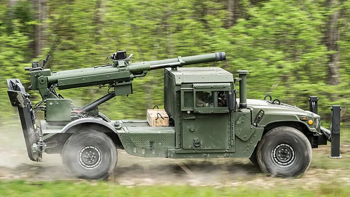 Prema navodima kompanije, sporazum obuhvata mobilne haubice Hawkeye na šasiji vozila HUMVEE, zajedno s dodatnim vozilima za podršku.