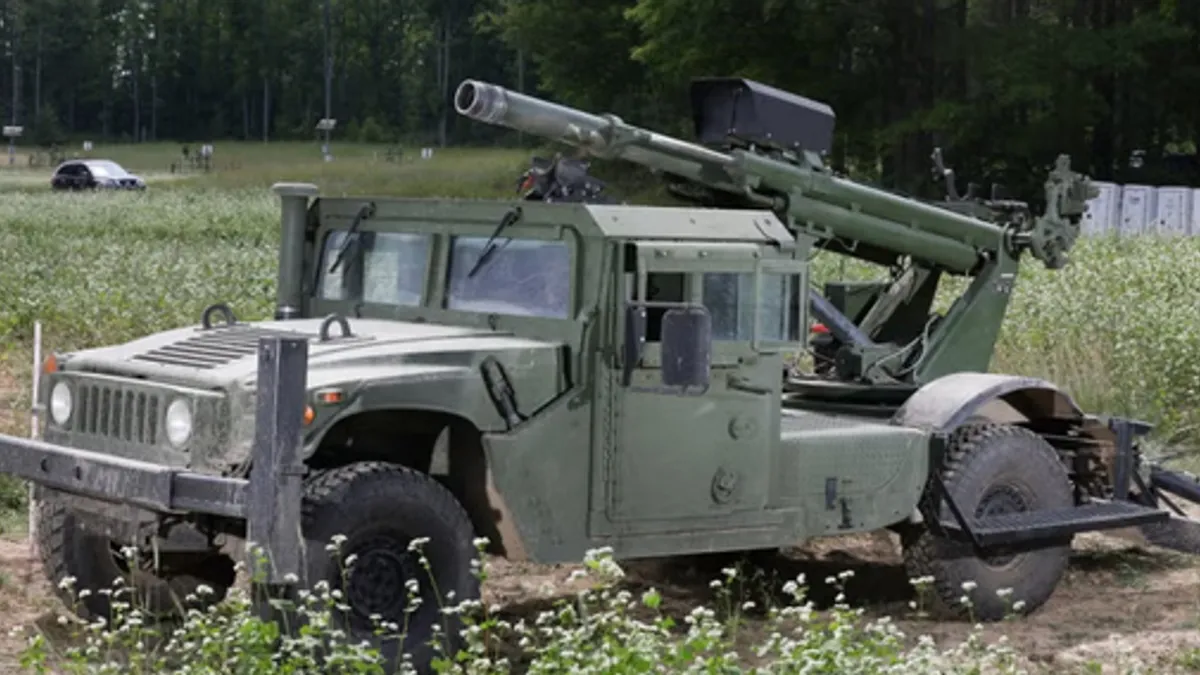 Prema navodima kompanije, sporazum obuhvata mobilne haubice Hawkeye na šasiji vozila HUMVEE, zajedno s dodatnim vozilima za podršku.