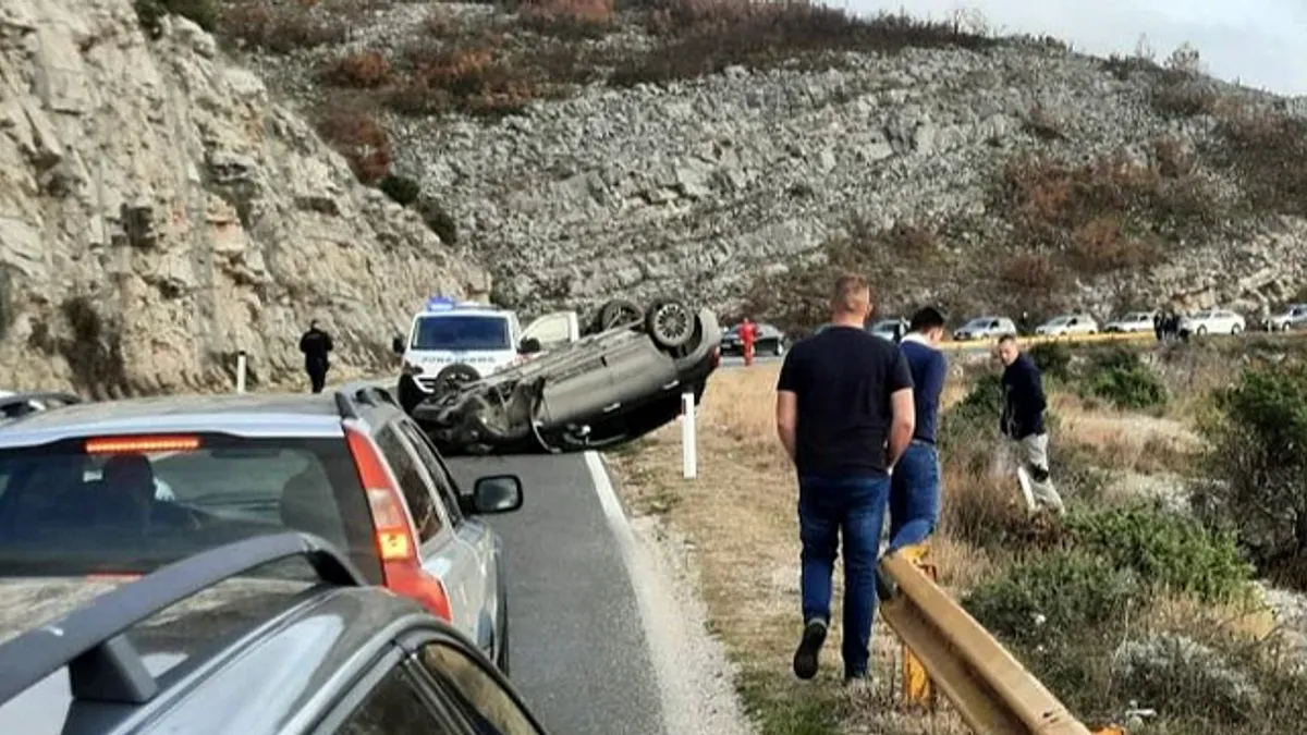 Dok je muškarac fotografisao, njegova saputnica je prilikom preparkiranja vozila udarila u brdo nakon čega se vozilo prevrnulo na krov.