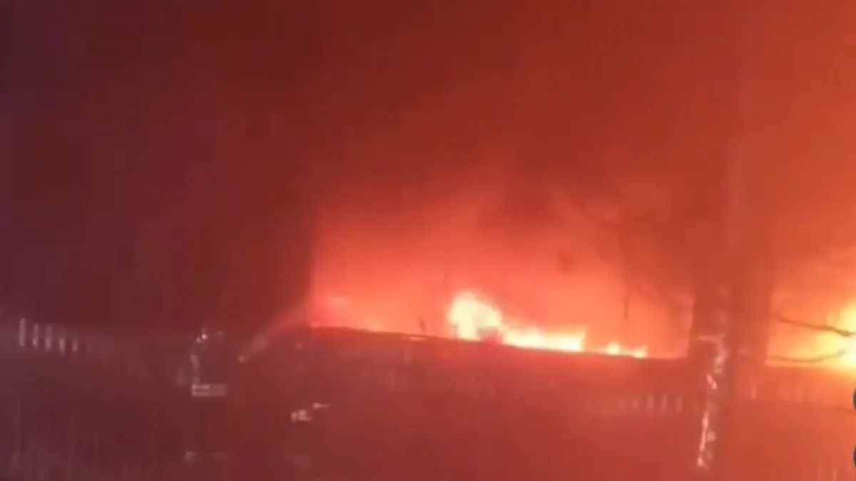 Prvi mještanin koji je primijetio požar obavijestio je vatrogasce i policiju, nakon čega su hitne službe izašle na teren.