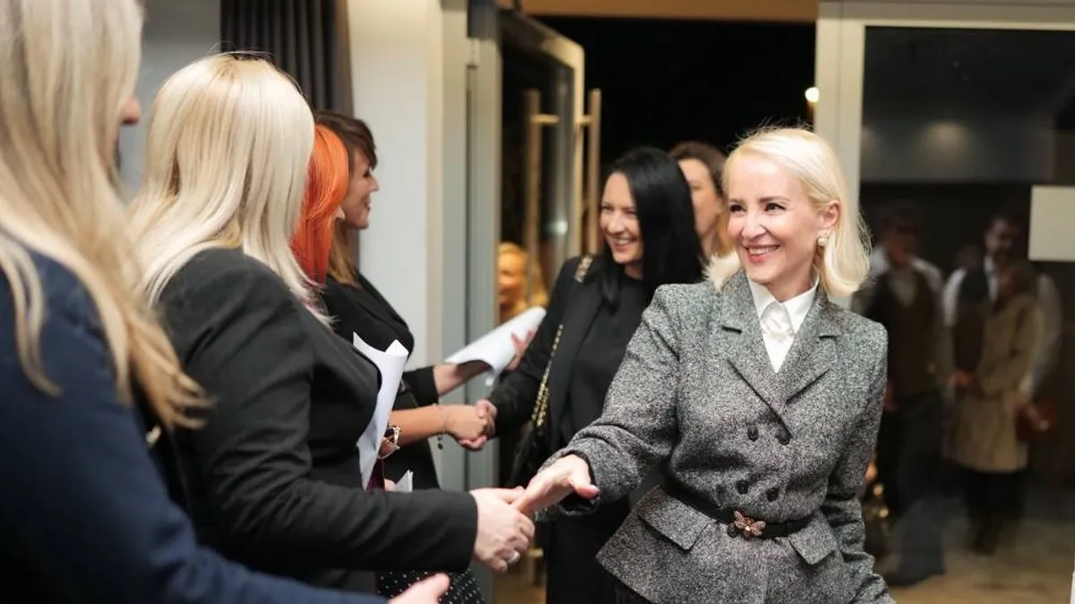 Na tribini su govorile zastupnica u Skupštini Kantona Sarajevo Sebija Izetbegović i delegatkinja u Domu naroda Federacije Bosne i Hercegovine Aida Obuća