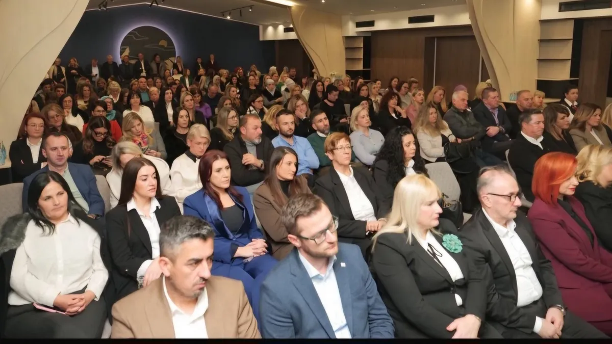 Na tribini su govorile zastupnica u Skupštini Kantona Sarajevo Sebija Izetbegović i delegatkinja u Domu naroda Federacije Bosne i Hercegovine Aida Obuća