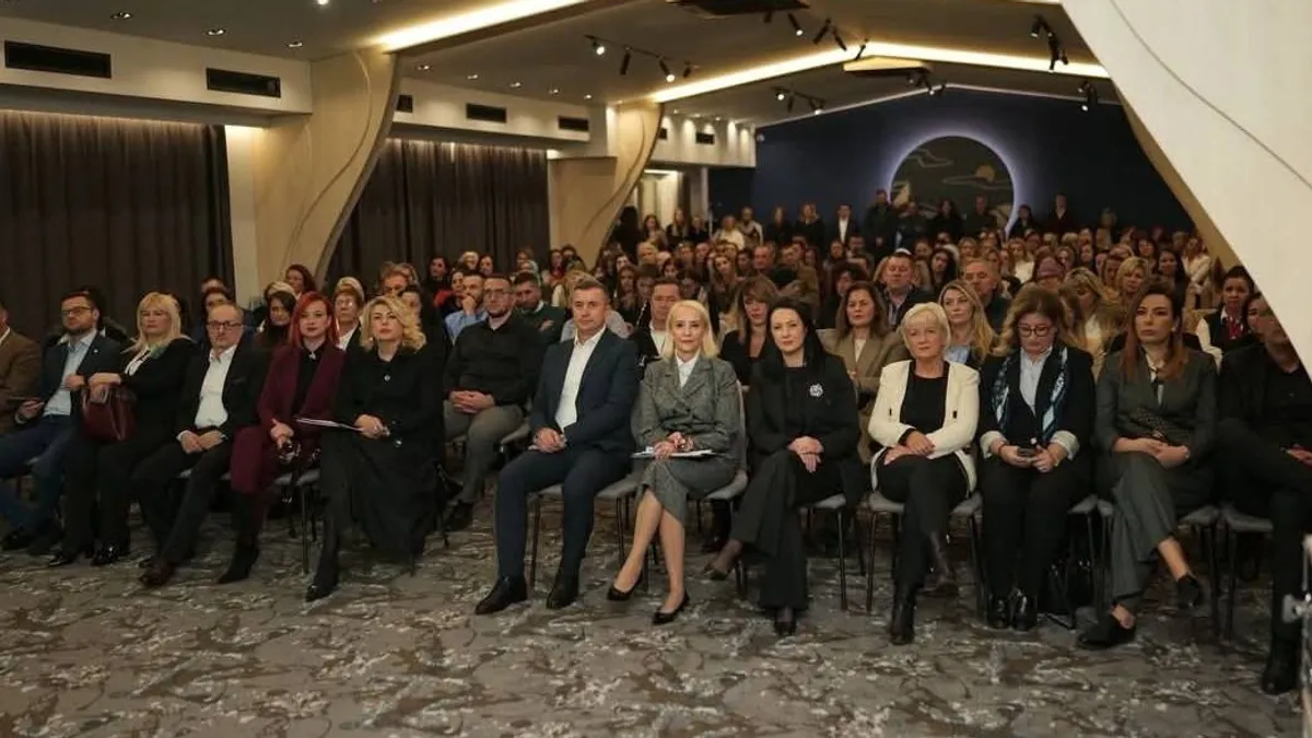 Na tribini su govorile zastupnica u Skupštini Kantona Sarajevo Sebija Izetbegović i delegatkinja u Domu naroda Federacije Bosne i Hercegovine Aida Obuća