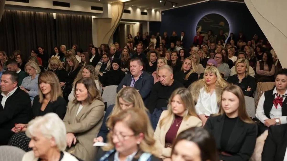 Na tribini su govorile zastupnica u Skupštini Kantona Sarajevo Sebija Izetbegović i delegatkinja u Domu naroda Federacije Bosne i Hercegovine Aida Obuća