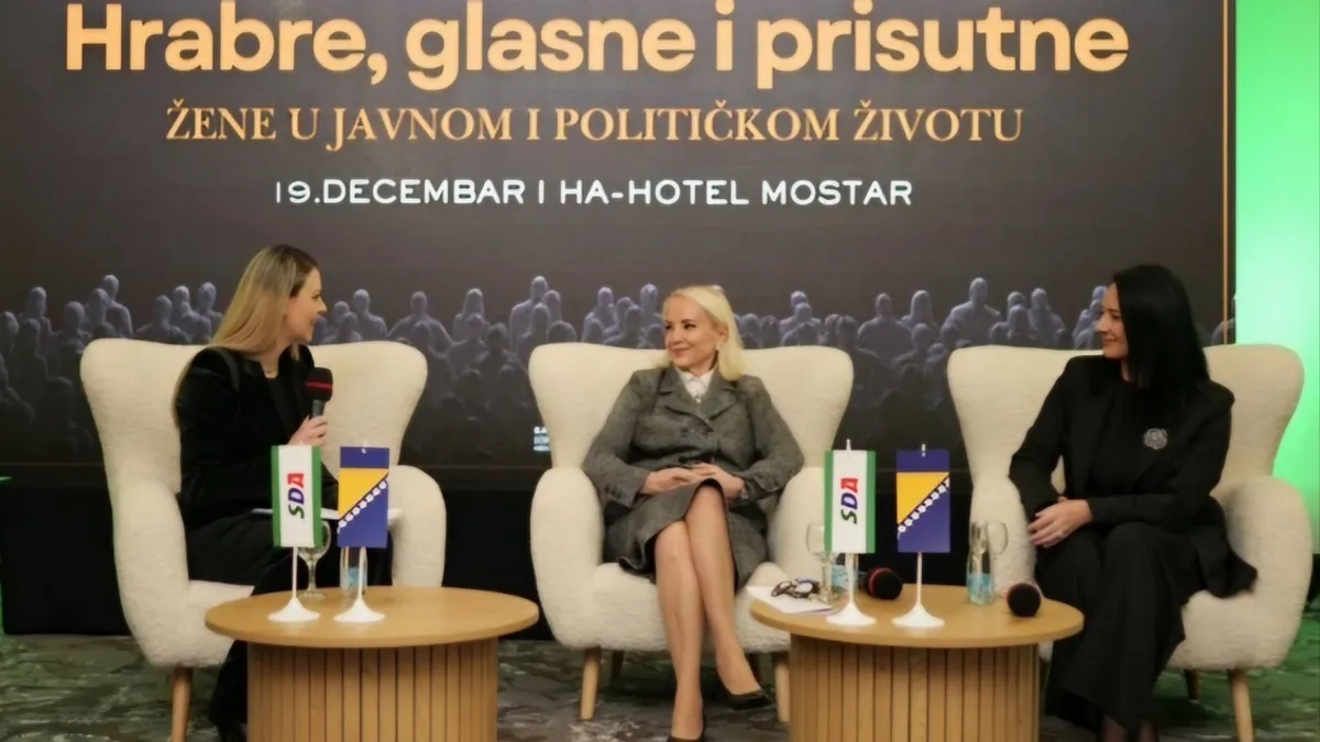 Na tribini su govorile zastupnica u Skupštini Kantona Sarajevo Sebija Izetbegović i delegatkinja u Domu naroda Federacije Bosne i Hercegovine Aida Obuća