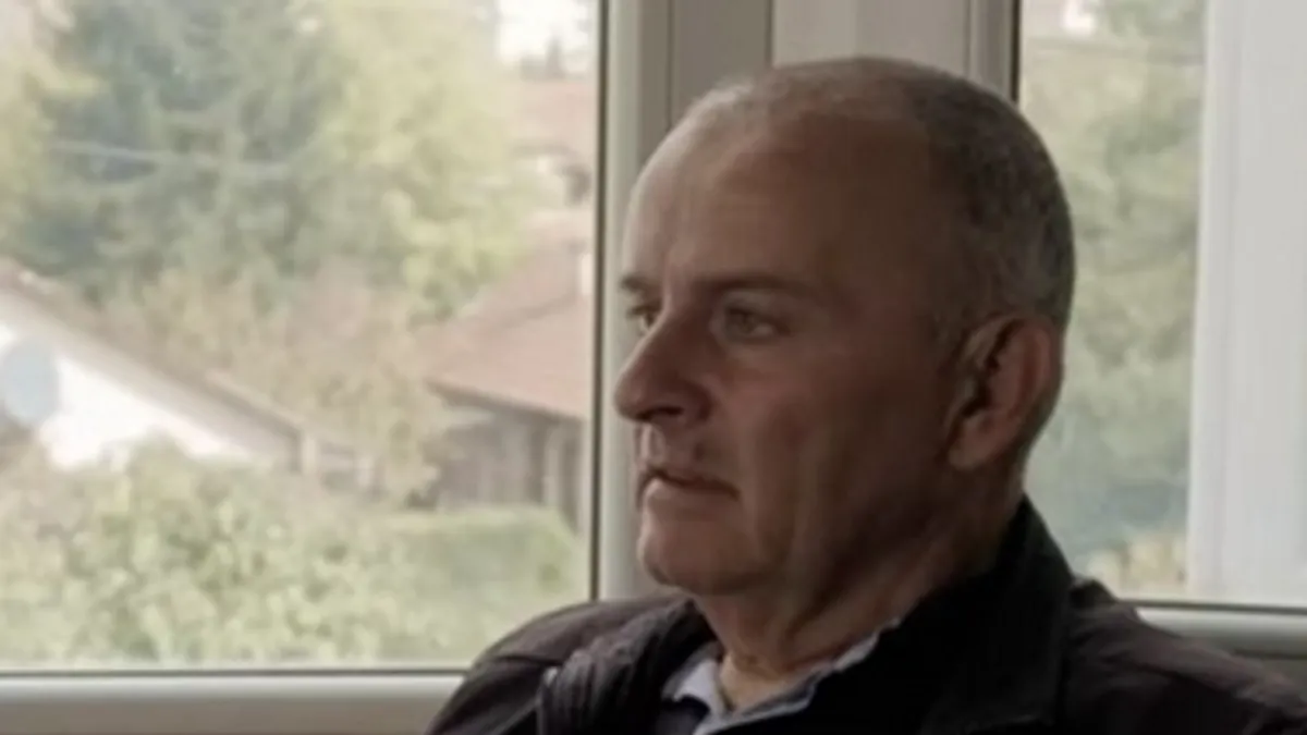 Nebojša priznaje da se svakodnevno bori sa mislima koje ga razdiru, ali kaže da ga od najgoreg zadržavaju njegove tri kćerke i unuče.