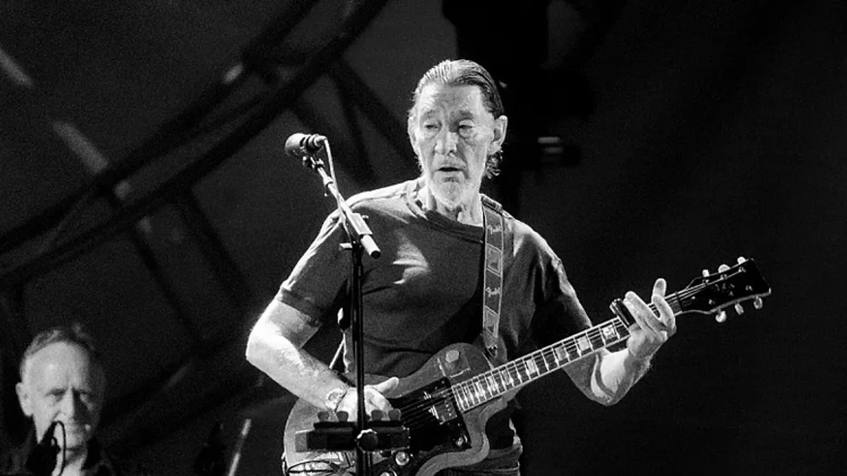 Chris Rea, poznat po hitovima kao što su "Driving Home For Christmas" i "The Road To Hell", preminuo je u 74. godini, prema riječima portparola porodice.