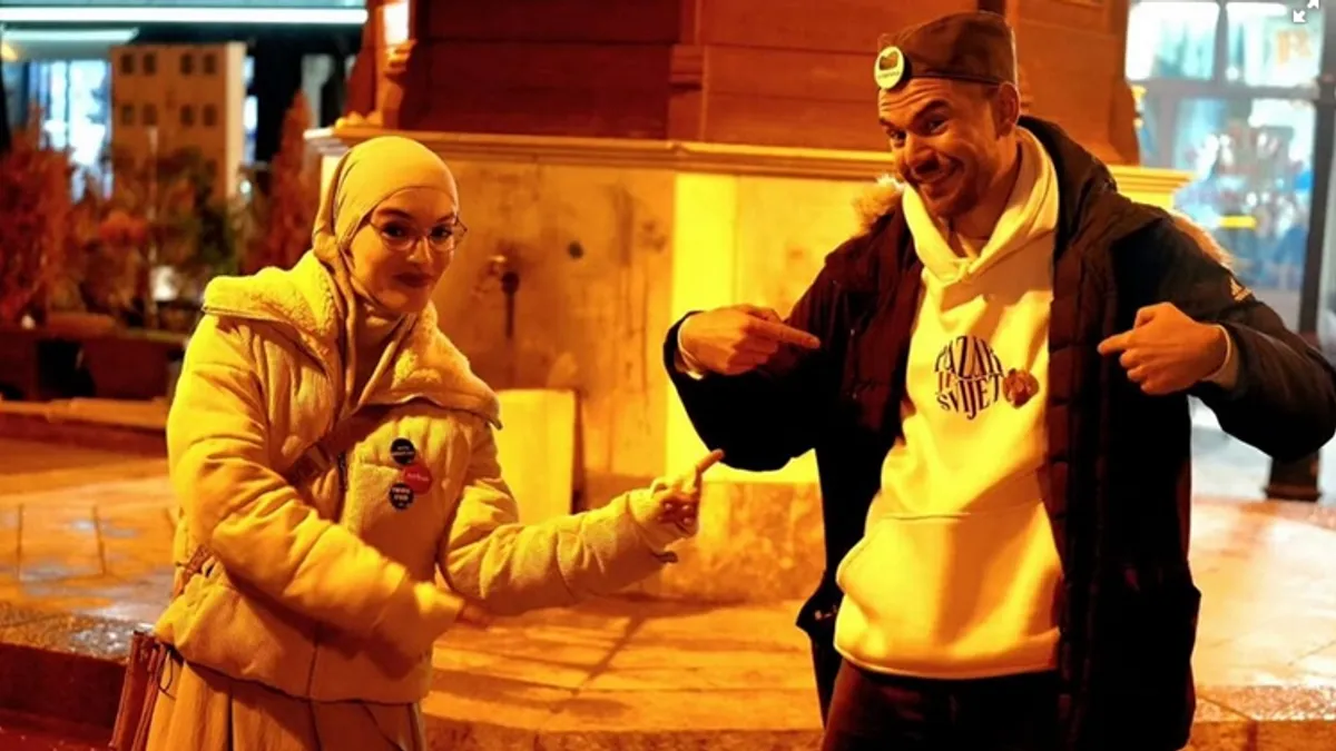 Prva fotografija Nadije i Save nastala je u aprilu ove godine na studentskom protestu u Kraljevu i ubrzo je postala viralna kao simbol međusobnog poštovanja i nade u dijalog