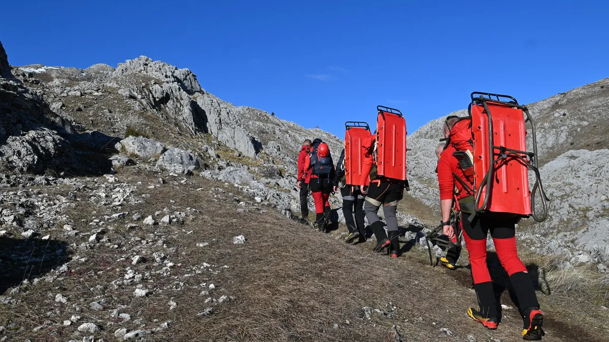 Naši timovi su odmah stavljeni u pripravnost i upućeni na teren, dodaju