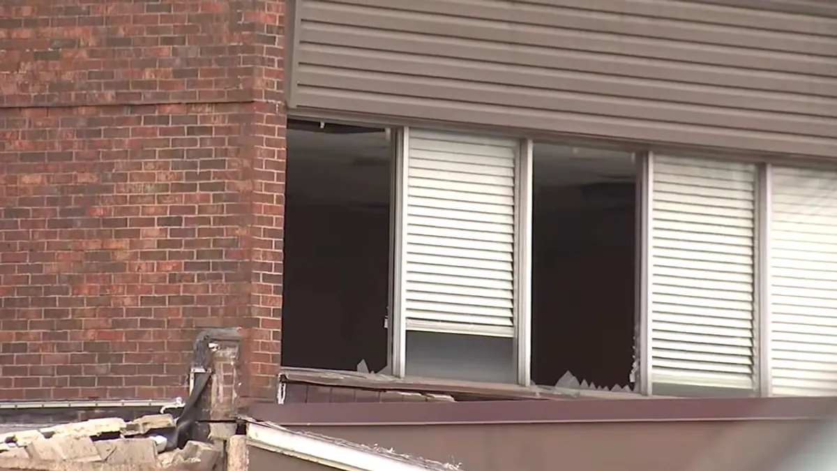 Vatrogasni komandant izjavio je da se pet osoba vodi kao nestalo, dok je još neodređen broj preživjelih povrijeđen